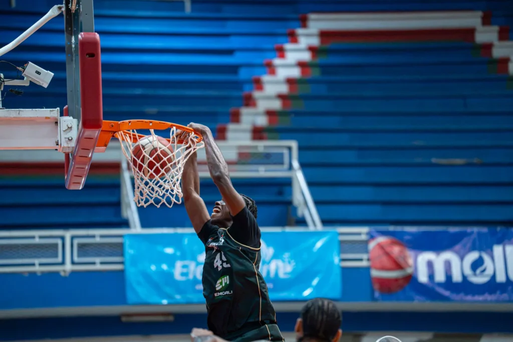 Cristian Solís, de Toros del Valle, se cuelga del aro tras una clavada en el juego ante Caribbean Storm