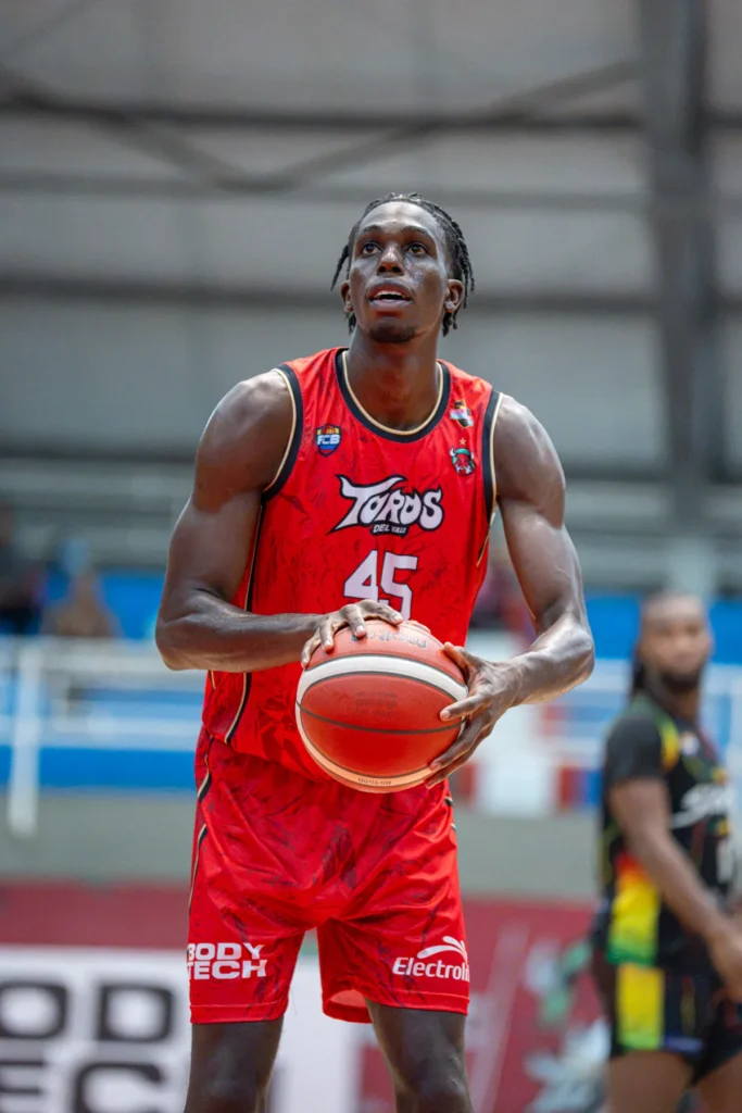 Cristian Solís se prepara para un tiro libre de Toros del Valle ante Caribbean Storm