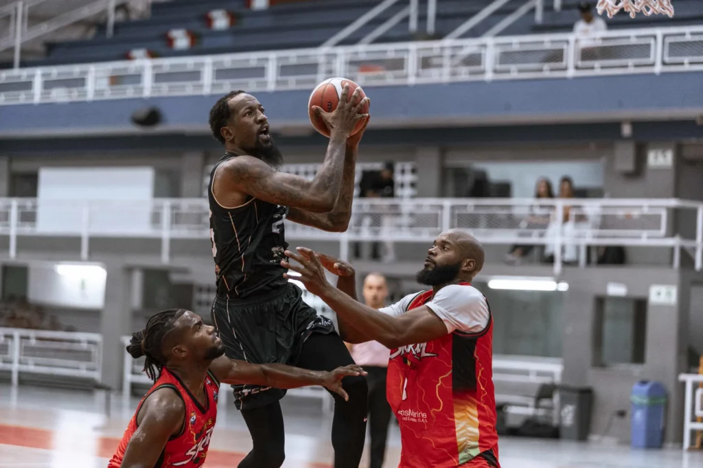 Jugador de Toros del Valle ataca el aro con el balón en alto ante Caribbean Storm