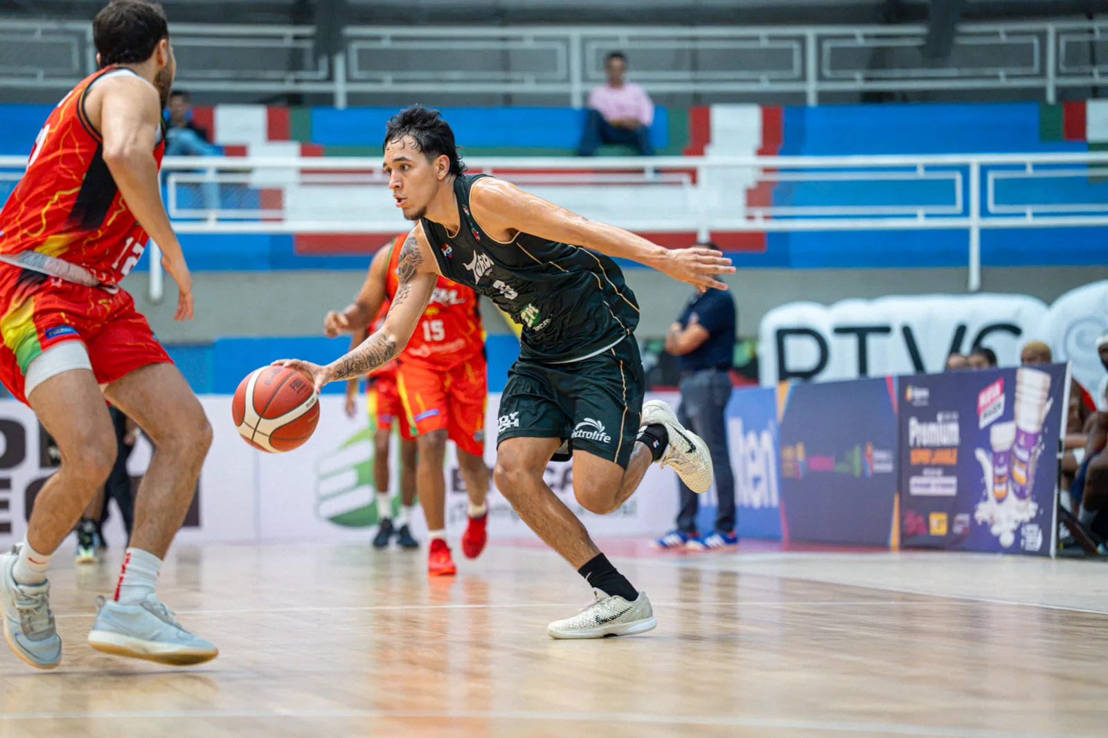 Toros del Valle arrolló 106-53 a Caribbean Storm en el Evangelista Mora 3 Jugador de Toros del Valle conduce el balón en ataque ante la defensa de Caribbean Storm