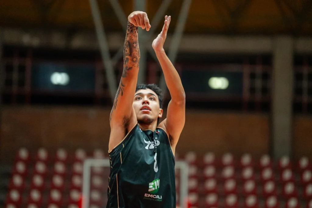 Jugador de Toros del Valle con los brazos arriba en pleno lanzamiento durante el partido en Medellín