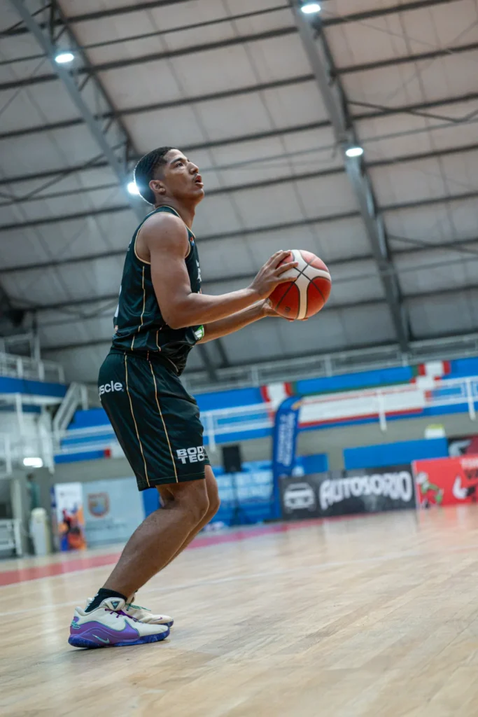 Jugador de Toros del Valle prepara un lanzamiento con el balón en el juego ante Caribbean Storm
