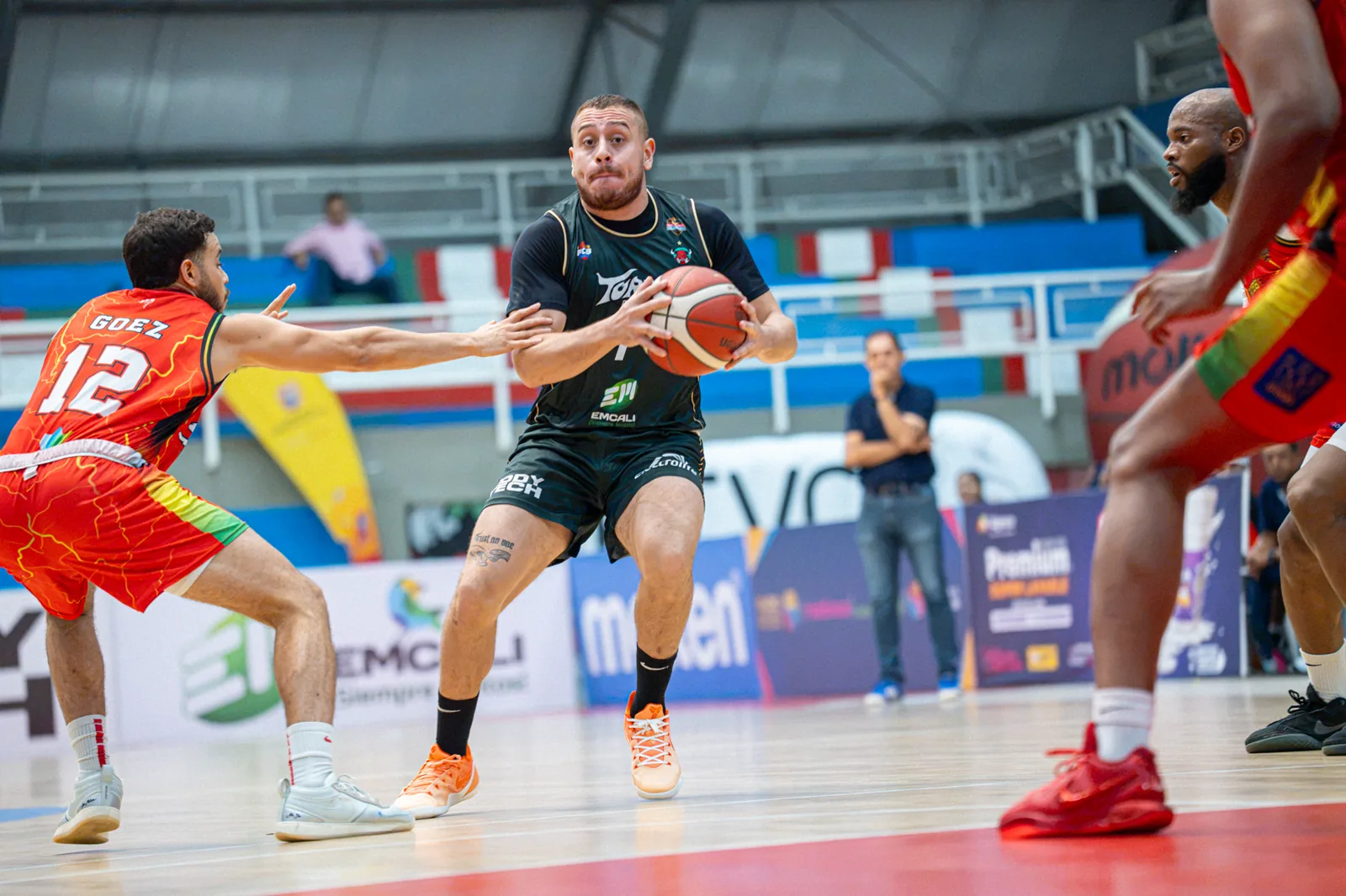 Toros del Valle arrolló 106-53 a Caribbean Storm en el Evangelista Mora 2 Jugador de Toros del Valle busca el pase con el balón bajo la presión de Caribbean Storm