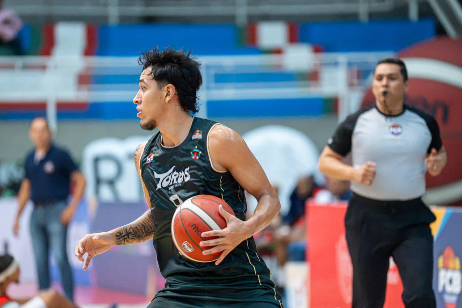 Toros del Valle arrolló 106-53 a Caribbean Storm en el Evangelista Mora 4 Jugador de Toros del Valle protege el balón frente a la marca de Caribbean Storm en el Evangelista Mora
